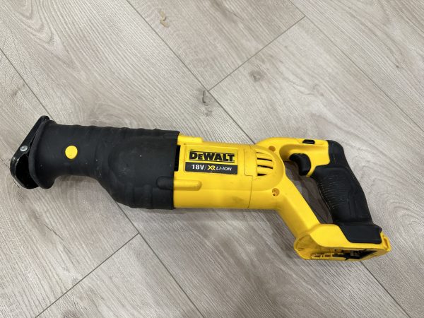 Сабельна пила Dewalt DCS380