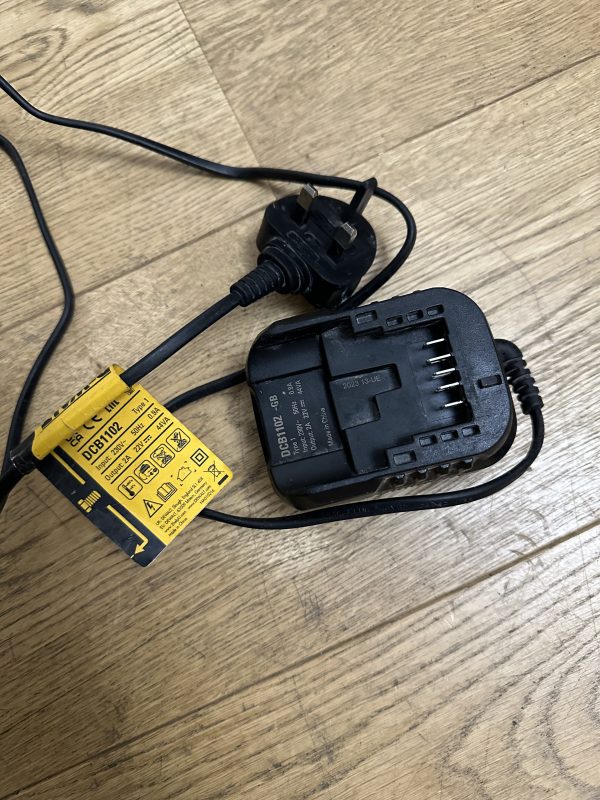 Зарядне Dewalt DCB1102 - Зображення 2