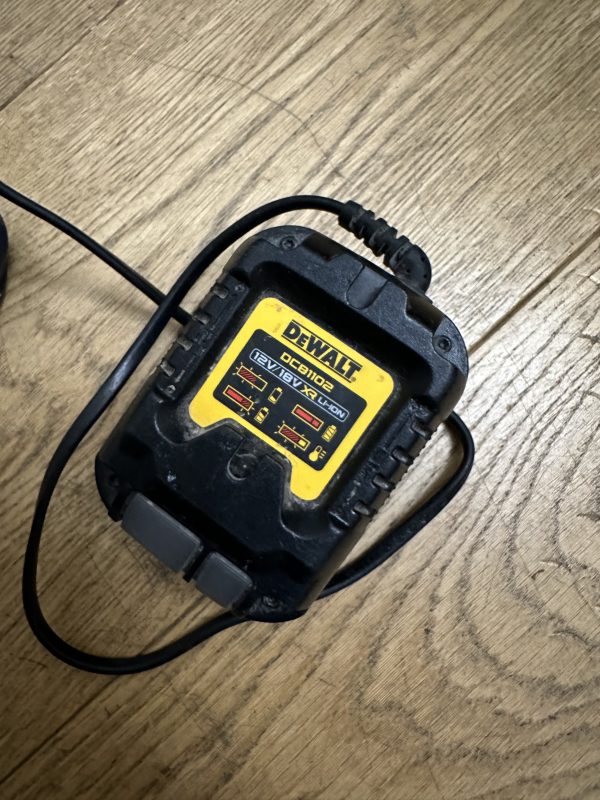 Зарядне Dewalt DCB1102